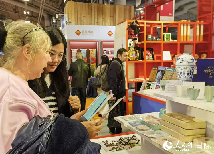 巴黎市民在“倍悦文创”展台前（记者于超凡摄