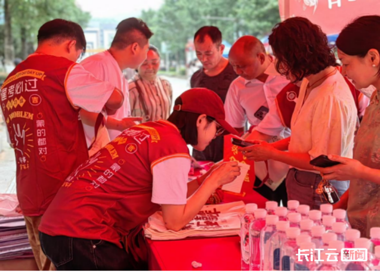 （008PG国际云）湖北省新华书店暖心护航 助力学子执笔逐梦279.png